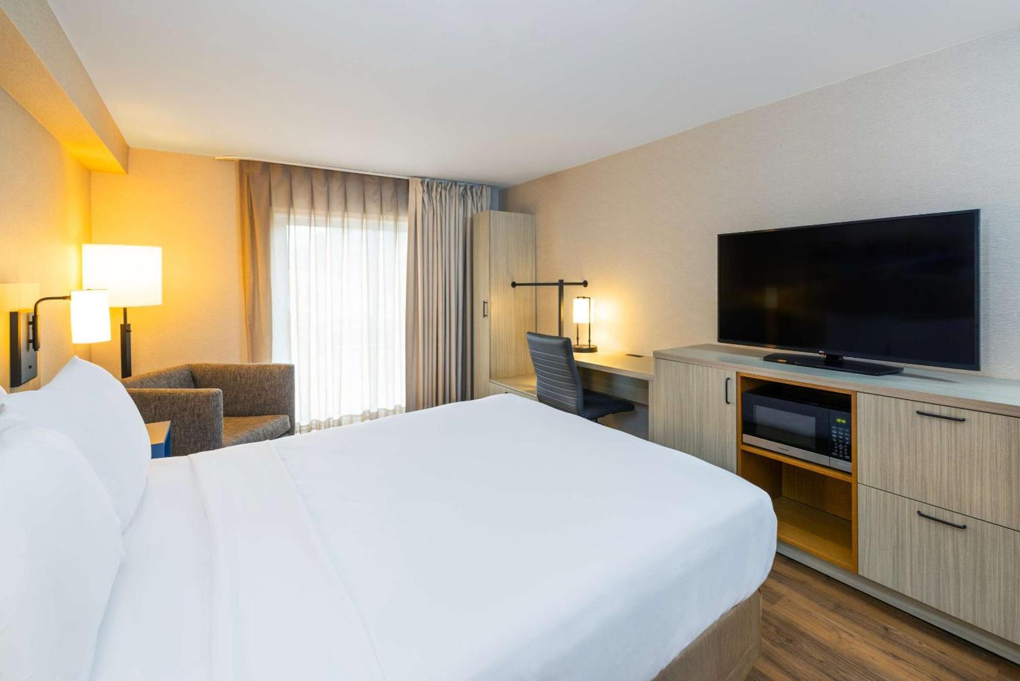 Comfort Inn Фредериктон Экстерьер фото