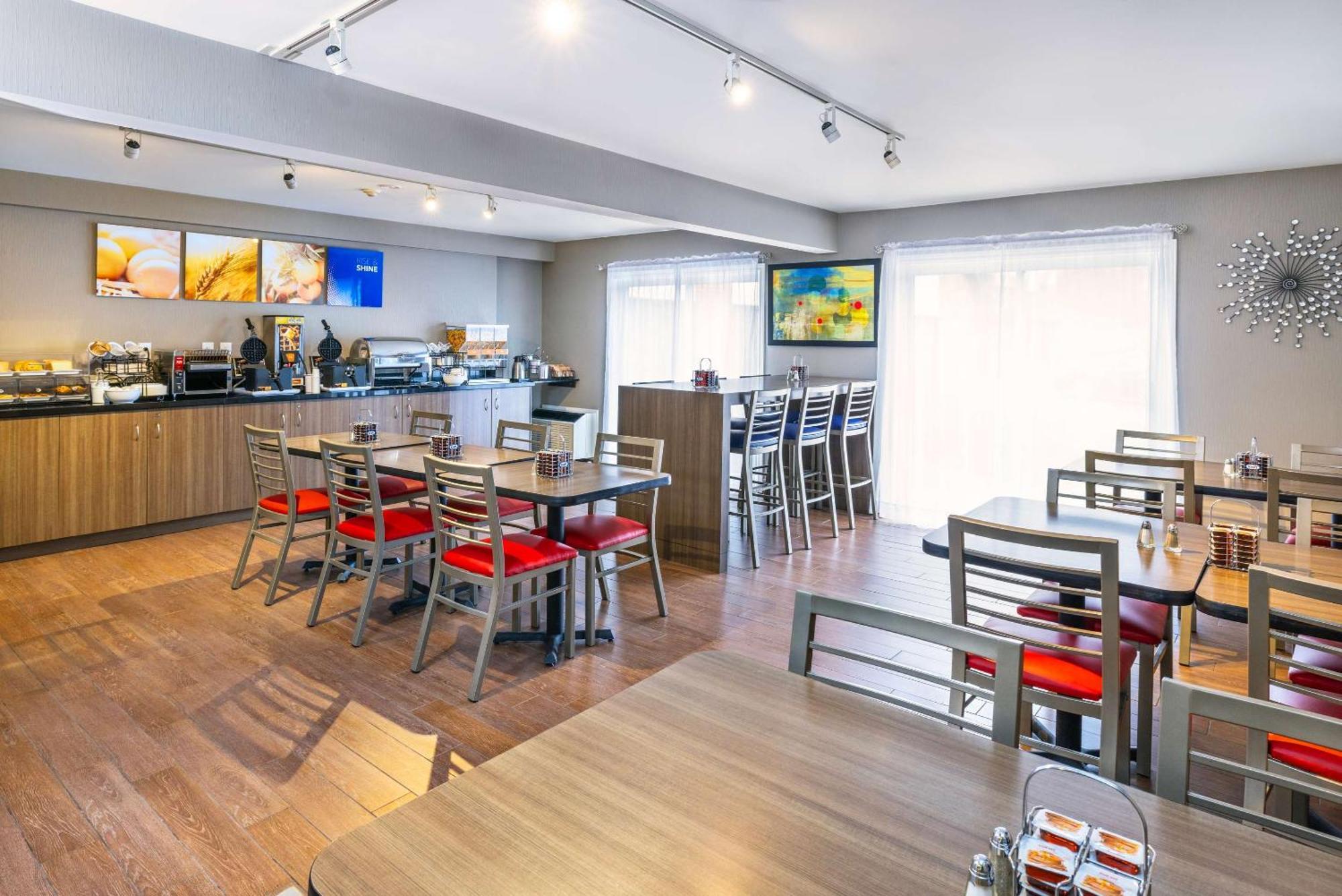 Comfort Inn Фредериктон Экстерьер фото